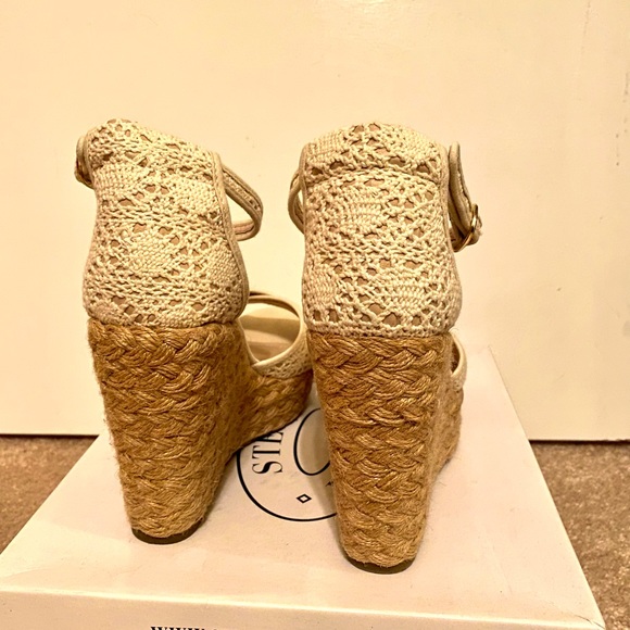 Steve Madden, high wedge, white lace, rope design on wedge. - Picture 4 of 4